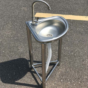 Small kitchen savior: 304 stainless steel triangular single basin sink